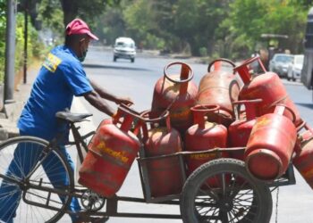 नवीन वर्षाच्या सुरवातीलाच LPG सिलेंडरच्या दरात थेट १११ रुपयांची वाढ