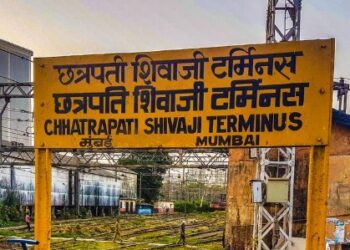 CSMT स्थानकावर आता प्रवाशांच्या बॅगांची तपासणी अनिवार्य! ‘हे’ स्टिकर लावूनच करता येणार प्रवास