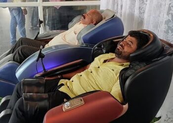 रिलॅक्स झोन : दमलेल्या रेल्वे प्रवाशांसाठी छत्रपती शिवाजी महाराज टर्मिनस येथे मसाज खुर्च्यांची सुविधा उपलब्ध