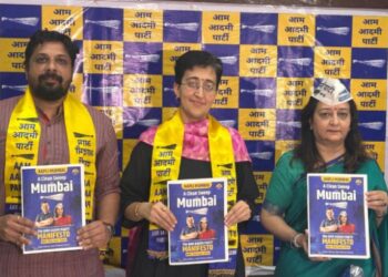 “मुंबईकरांना जागतिक दर्जाचे शिक्षण, आरोग्य सेवा, वीज, पाणी मोफत देऊ!” – आम आदमी पार्टीचा जाहीरनामा