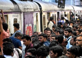 लोकलचा प्रवास आता ‘क्यू’मध्ये! आता रांगेत उभे राहूनच मिळणार लोकलमध्ये प्रवेश