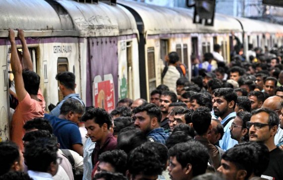 लोकलचा प्रवास आता ‘क्यू’मध्ये! आता रांगेत उभे राहूनच मिळणार लोकलमध्ये प्रवेश