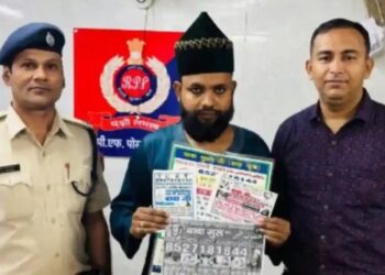 मुंबई लोकलमधील पोस्टर रॅकेटचा पर्दाफाश! ‘वशीकरणा’चे पोस्टर लावणारा ‘बंगाली बाबा’ गजाआड