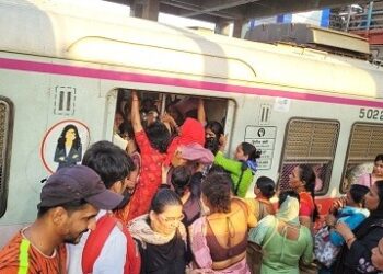 मुंबईची लाईफलाईन महिलांसाठी ठरतेय डेडलाईन