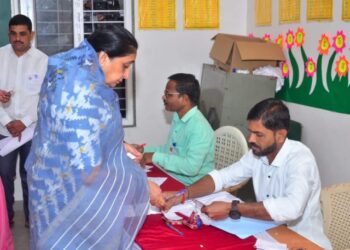 अजित पवारांच्या अनुपस्थित पहिलीच निवडणूक! उपमुख्यमंत्री सुनेत्रा पवार यांनी काटेवाडीत बजावला मतदानाचा हक्क