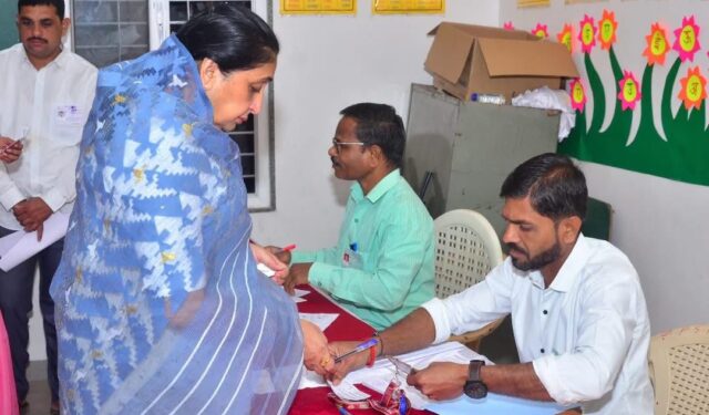 अजित पवारांच्या अनुपस्थित पहिलीच निवडणूक! उपमुख्यमंत्री सुनेत्रा पवार यांनी काटेवाडीत बजावला मतदानाचा हक्क