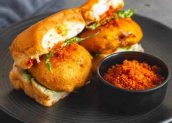 इस्रायल-इराण युद्धाचा फटका मुंबईच्या वडापावला! गॅस तुटवड्यामुळे गाड्यांवर टाळे?