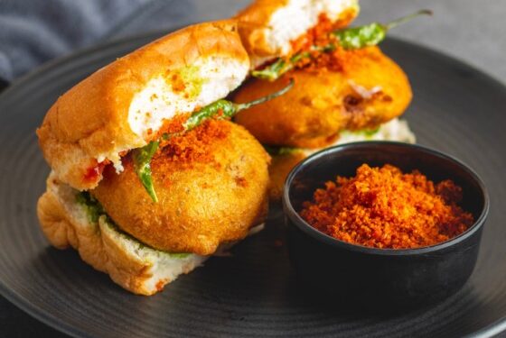 इस्रायल-इराण युद्धाचा फटका मुंबईच्या वडापावला! गॅस तुटवड्यामुळे गाड्यांवर टाळे?