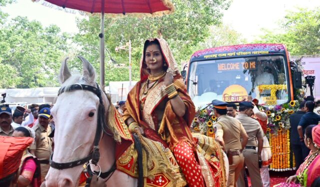मुख्यमंत्री देवेंद्र फडणवीस यांच्या हस्ते एसटीच्या ‘राजमाता जिजाऊ’ बस सेवेचे थाटात लोकार्पण