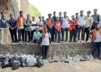 अर्नाळा किल्ला वाचवण्यासाठी ‘हिंदू धर्मरक्षक संस्था’ मैदानात! स्वच्छता मोहिमेत दारूच्या बाटल्यांचा डोंगर उघड