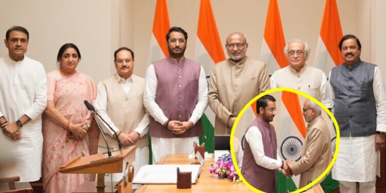 हुबेहूब अजितदादांसारखा लूक अन् तीच स्टाईल; पार्थ पवारांनी घेतली खासदारकीची शपथ!