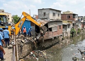 राज्यातील नालेसफाईला वेग, अतिक्रमणांवर पालिकेचा हातोडा; आयुक्तांचे कारवाईचे थेट आदेश!