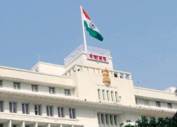 राज्य सरकारी कर्मचाऱ्यांचा बेमुदत संप सुरू; सुधारित पेन्शनसह १७ मागण्यांवर सरकारविरोधात नाराजी