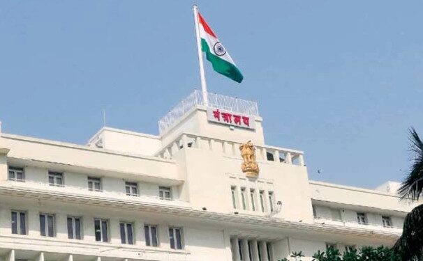 राज्य सरकारी कर्मचाऱ्यांचा बेमुदत संप सुरू; सुधारित पेन्शनसह १७ मागण्यांवर सरकारविरोधात नाराजी