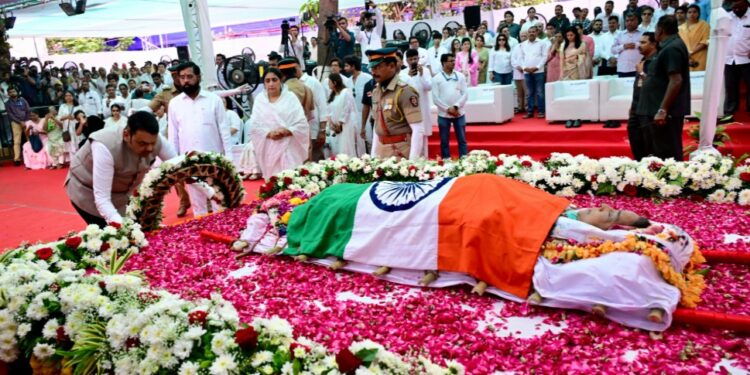 स्वरांचा ‘आशा’दीप मालवला! ज्येष्ठ गायिका आशा भोसले अनंतात विलीन