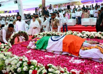 स्वरांचा ‘आशा’दीप मालवला! ज्येष्ठ गायिका आशा भोसले अनंतात विलीन