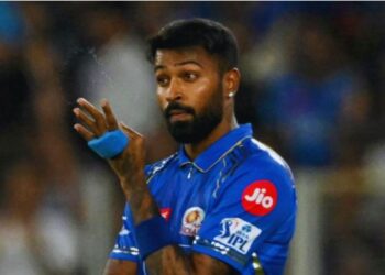 स्टंपवरील बेल्स उडवणं पडलं महागात! हार्दिक पांड्यावर BCCI ची कारवाई