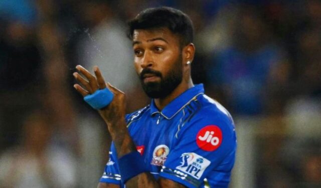 स्टंपवरील बेल्स उडवणं पडलं महागात! हार्दिक पांड्यावर BCCI ची कारवाई