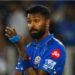 स्टंपवरील बेल्स उडवणं पडलं महागात! हार्दिक पांड्यावर BCCI ची कारवाई