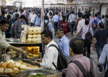 मध्य रेल्वेचा खाद्यपदार्थ दरवाढीचा प्रस्ताव अखेर मागे; पूर्वीच्या दरातच मिळणार सेवा!