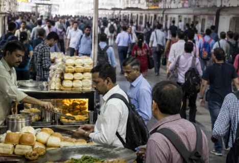 मध्य रेल्वेचा खाद्यपदार्थ दरवाढीचा प्रस्ताव अखेर मागे; पूर्वीच्या दरातच मिळणार सेवा!