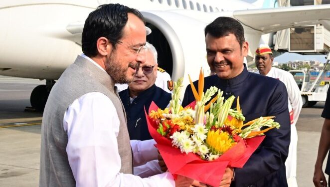 मुुख्यमंत्री फडणवीसांकडून निकोस क्रिस्टोडोलाइड्स यांचे मुंबईत स्वागत; २६/११ च्या शहीदांना अर्पण केली श्रद्धांजली