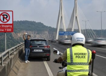 मिसिंग लिंकवर सेल्फी महागात! वाहन थांबवणाऱ्यांवर महामार्ग पोलिसांची कारवाई