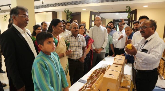 दिल्लीत दरवळला ‘कोकण हापूस’चा सुगंध; आंबा महोत्सवाला उत्स्फूर्त प्रतिसाद