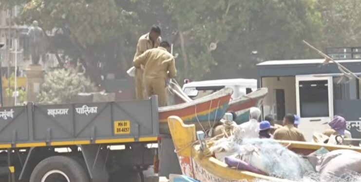 गिरगाव चौपाटीवर बोटी हटवण्याच्या कारवाईला ब्रेक! कोळी बांधवांच्या मदतीला धावले मंगल प्रभात लोढा