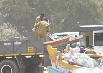 गिरगाव चौपाटीवर बोटी हटवण्याच्या कारवाईला ब्रेक! कोळी बांधवांच्या मदतीला धावले मंगल प्रभात लोढा