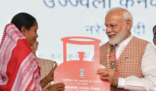 उज्ज्वला योजनेला मोठा धक्का; अनुदानित गॅस सिलिंडरची वार्षिक मर्यादा ९ वरून ४ वर!