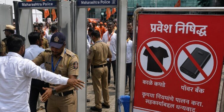 शिवसेना वर्धापन दिन मेळाव्यात काळ्या कपड्यांना बंदी; प्रवेशद्वारावर पोलिसांची कसून तपासणी!