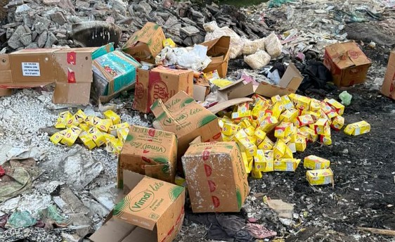 विरारमध्ये रस्त्यावर फेकले मुदतबाह्य बटर आणि नूडल्स; ‘एफडीए’च्या भीतीने पुरावे नष्ट करण्याचा प्रयत्न?