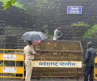 रायगडाच्या पायरी मार्गावर दरड कोसळली; शिवभक्तांसाठी मार्ग बंद!