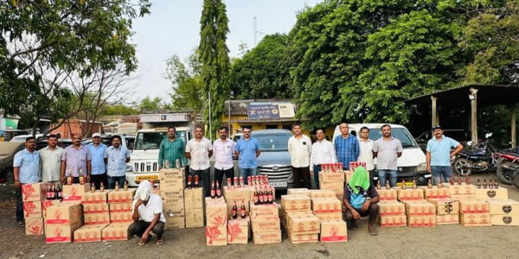 पालघर पोलिसांचा मोठा दणका! ३५ लाखांची बेकायदेशीर दारू जप्त, तिघांवर गुन्हा दाखल