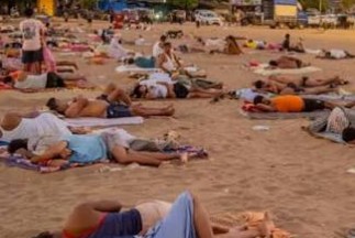 उकाड्यापासून बचावासाठी मुंबईकरांचा समुद्रकिनाऱ्याकडे ओढा; रात्री वर्सोवा किनाऱ्यावर झोपणाऱ्यांची गर्दी!