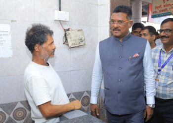 प्रताप सरनाईक यांची मध्यरात्री अचानक धाड! बसस्थानकातील घाण पाहून अधिकाऱ्यांना घरचा रस्ता