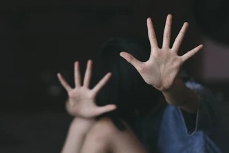 निष्पाप बालपणावर आक्रमकतेची सावली