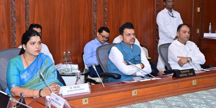 धारावीचा सिंगापूर-हाँगकाँगच्या धर्तीवर पुनर्विकास करा; मुख्यमंत्री देवेंद्र फडणवीस यांचे निर्देश
