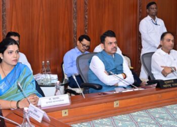 धारावीचा सिंगापूर-हाँगकाँगच्या धर्तीवर पुनर्विकास करा; मुख्यमंत्री देवेंद्र फडणवीस यांचे निर्देश