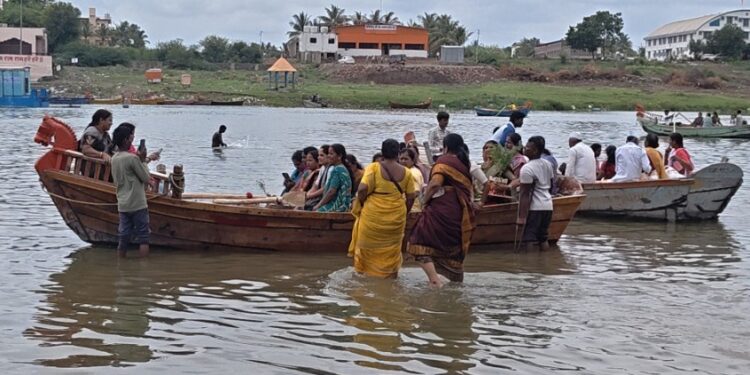 चंद्रभागेच्या पात्रात सुरक्षिततेची वारी; १५ लाख भाविकांसाठी २०० होड्या सज्ज!