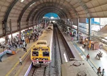 सीएसएमटी–गोरेगाव लोकल ४५ दिवस बंद राहण्याची शक्यता; सहाव्या मार्गिकेसाठी वांद्रे-खार उड्डाणपुलाची पुनर्बांधणी
