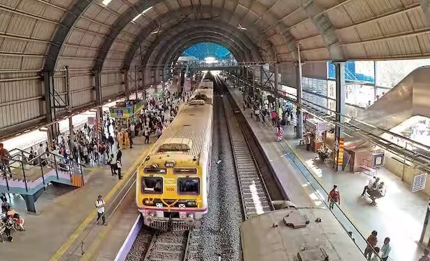 सीएसएमटी–गोरेगाव लोकल ४५ दिवस बंद राहण्याची शक्यता; सहाव्या मार्गिकेसाठी वांद्रे-खार उड्डाणपुलाची पुनर्बांधणी