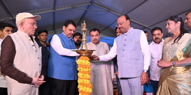 रेल्वे फाटक मुक्त महाराष्ट्र करण्यासाठी येत्या तीन वर्षात १४५ रेल्वे उडाण पुलांचे बांधकाम – मुख्यमंत्री देवेंद्र फडणवीस