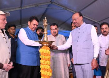 रेल्वे फाटक मुक्त महाराष्ट्र करण्यासाठी येत्या तीन वर्षात १४५ रेल्वे उडाण पुलांचे बांधकाम – मुख्यमंत्री देवेंद्र फडणवीस