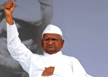 माहिती अधिकार कायद्यातील वादग्रस्त बदलांना स्थगिती; अण्णा हजारेंच्या आंदोलनाला यश!