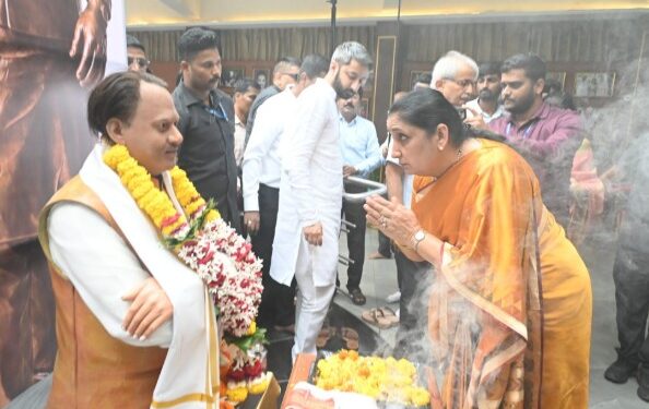 ‘दादा’ पुन्हा बारामतीच्या चौकात! उपमुख्यमंत्री सुनेत्रा पवारांच्या हस्ते अजित पवारांच्या पहिल्या पूर्णाकृती ब्राँझ पुतळ्याचे अनावरण
