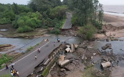 महापुराच्या फटक्यानंतर अवघ्या तीन दिवसांत डहाणू-बोर्डी मार्ग वाहतुकीसाठी खुला; पालघर प्रशासनाची विक्रमी कामगिरी!