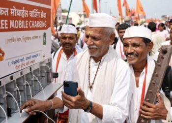 विठू माऊलीच्या चरणी ‘डिजिटल’ सेवा! वारीत वारकऱ्यांसाठी मोफत मोबाईल चार्जिंग केंद्र