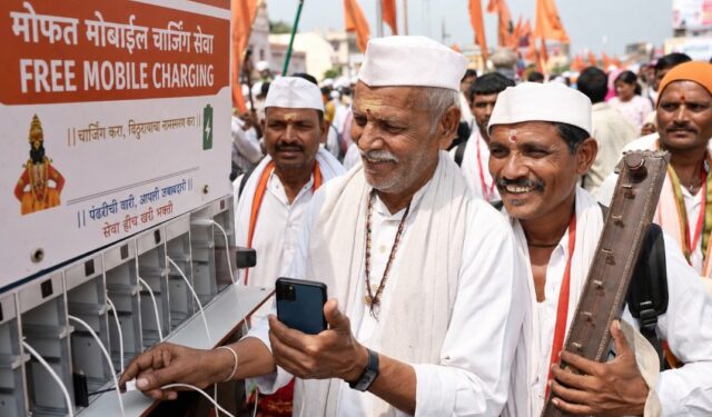 विठू माऊलीच्या चरणी ‘डिजिटल’ सेवा! वारीत वारकऱ्यांसाठी मोफत मोबाईल चार्जिंग केंद्र